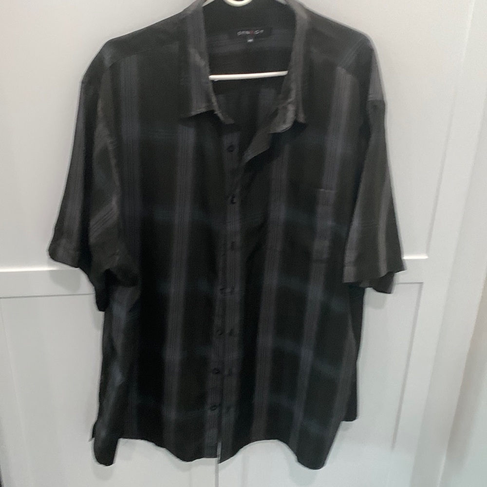 Synergy Organic Clothing Men's Black and Gray Short Sleeve Button-Down Shirt